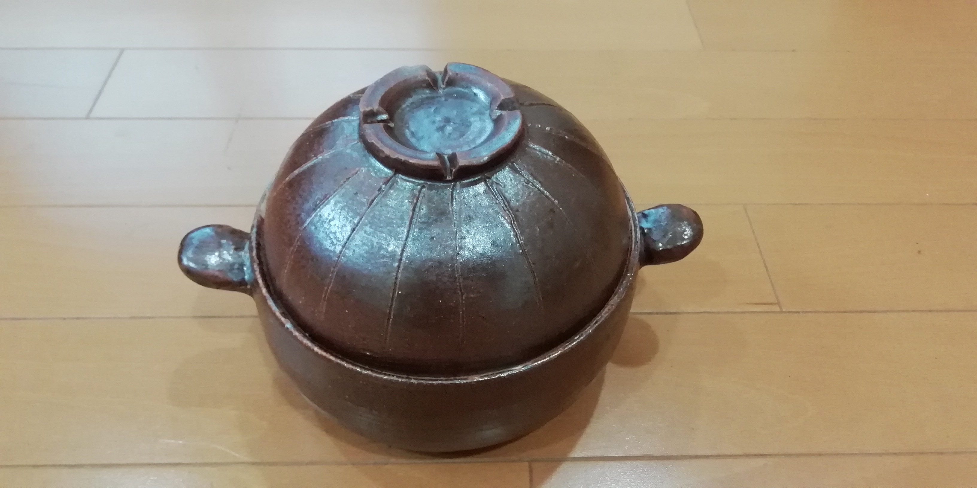 蓋物を焼くときは、蓋と本体が接触する部分に撥水剤を塗布して釉薬掛けをしていると思いますが、それでも蓋が剝がれなくなることが多々あります。<br />
このようなトラブルを回避する方法として、釉薬を塗布後に、撥水剤を塗布した蓋と本体の接触部分にアルミナを塗る方法があります。ですが、使用した撥水剤が油性である場合、水に溶いたアルミナでははじかれてしまいます。この場合は、アルミナを水ではなくベンジンで溶かして塗布します。ベンジンは薬局等で手に入ります。
