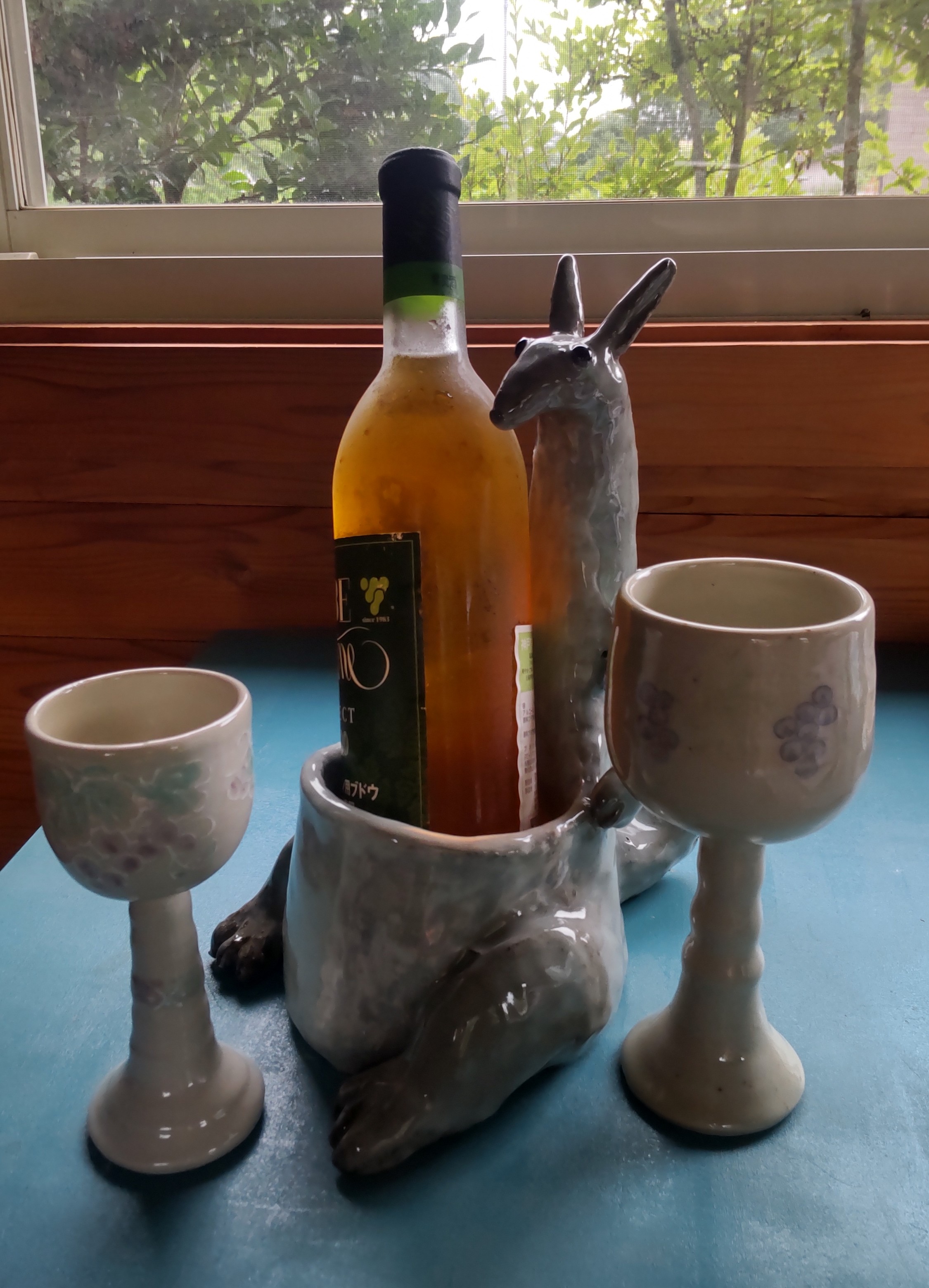 ワインホルダーとワイングラスです。